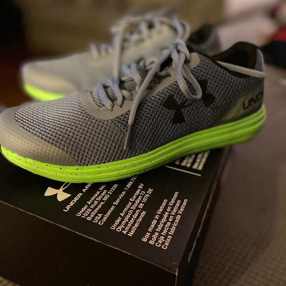 Brand new Under Armour Boys size 6 - Picture 2 of 2